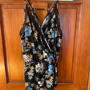 Siena sky floral tank top size medium